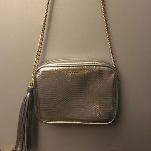 Cute cross-body bag with chain and a fringe!